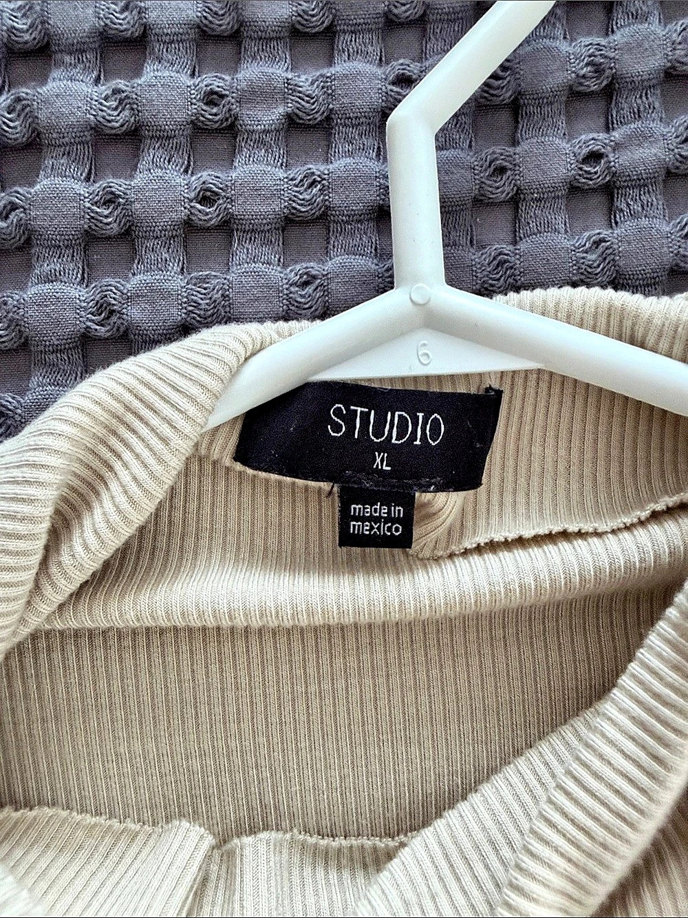 Studio Sleeveless Mock Neck Tunic in Beige Size XL Like New - Picture 3 of 3